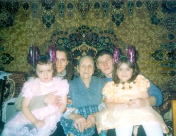 Бабуля с внуками,2002 год.