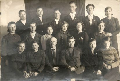 В музее Чулковской школы сохранилась фотография выпускников 1941 года. Ананьев Александр (верхний ряд: 3-й слева)