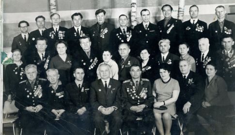 Встреча ветеранов 22-й гвардейской Рижской стрелковой дивизии сибиряков-добровольцев (А.Д. Маркушин пятый слева в верхнем ряду), Новосибирск, 4 июля 1967 года.