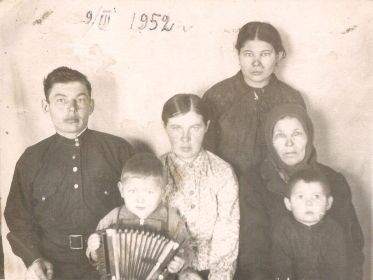 Петр с семьей - сыном Николаем, женой Анной Васильевной, матерью Евдокией, дочерью Любой, Сестрой Елизаветой (она сверху справа)
