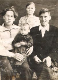 Слева - брат Василий, справа - дед Ваня, его сын -Витя, жена - Клавдия