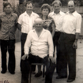 Яков Николаевич с взрослыми детьми, 1980 год