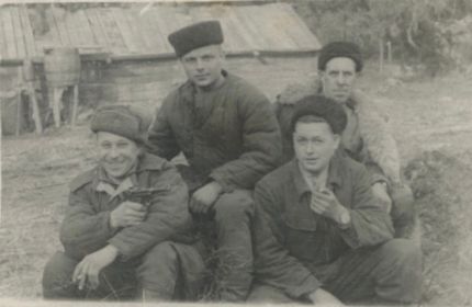 Попов П.И.первый справа.Апрель 1945.Эстония,район д.Пампали.