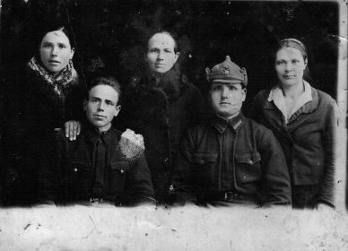 Довоенная фотография. На снимке слева Мария Петровна и Иван Михайлович Кулешовы