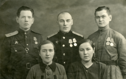 Декабрь 1945 г., Казань. После демобилизации. С родными. Нур Сунгатович — в центре