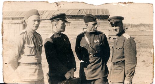 Бахтинов И.Г. (второй слева)