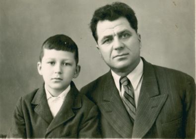 Алексей Иванович с младшим сыном Петром. Около 1960 г.