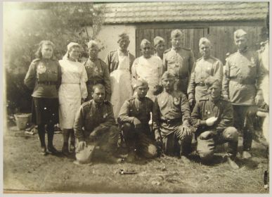 Фронтовое фото 1945 года, Степан Антонович крайний справа
