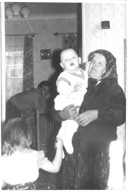 Старченко Наталья Андреевна в 1989 году с внучатым племянником Сергеем на руках.