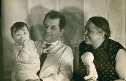 1969 г. С супругой Екатериной Яковлевной и внучкой Ириной