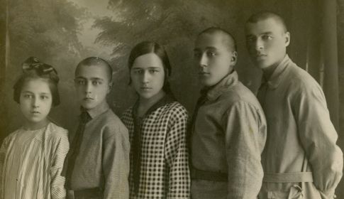 Апрель 1926 г. С братьями и сестрами (слева направо: Магира, Муртаза, Тагира, Шайхулла, Нурулла). Нур Сунгатович — самый старший, крайний справа