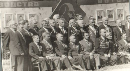 Мальков Петр Петрович (2-ой ряд 3-й справа) с ветеранами с. Вагай