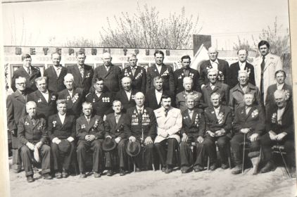 Мальков Петр Петрович (3-ий ряд сверху, 3-й справа) с ветеранами с. Вагай Тюменская область