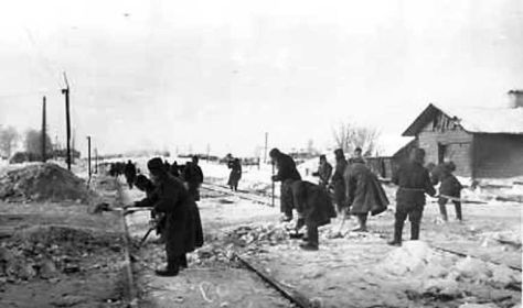 Бойцы расчищают железнодорожные пути у станции Дорохово.