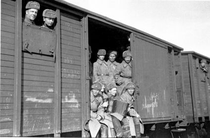Солдаты из сибирских регионов СССР в товарном вагоне («теплушке») едут на защиту Москвы. Октябрь 1941г