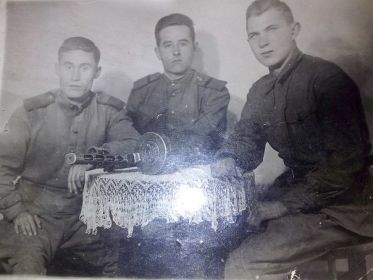 Гарбузников МТ(в центре) с однополчанами, 1943г, Чехословакия