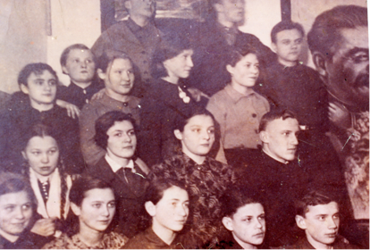 Баранов Ремт в 9 классе 4 средней школы г. Тулы. 1941 год. Первый справа во втором ряду - Ремт.