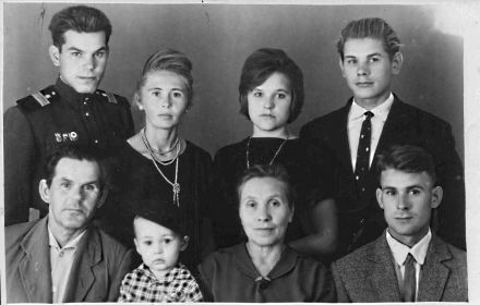 Семья 1966 год слева на право: сын Павел, сноха Ангелина, дочь Римма, сын Валерий. С низу: Павел Петрович внук Игорь, супруга Зинаида Константиновна, сын Вадим.