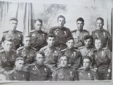Дураков МД в первом ряду второй слева с боевыми товарищами