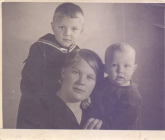 Фото жены и детей, отправленное на фронт в январе 1943 г.