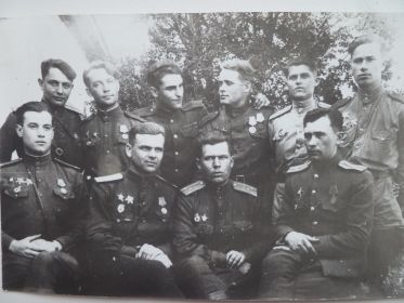 Дураков МД стоит второй слева во втором ряду с боевыми товарищами