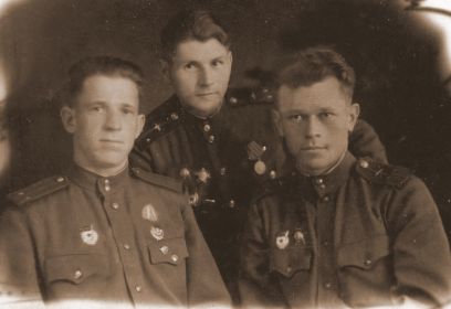 На дальнем плане Афанасьев Евгений Борисович 1921г.р. -техник-лейтенант