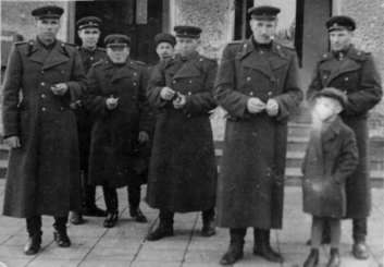 Третий слева Плугатырь Александр Григорьевич