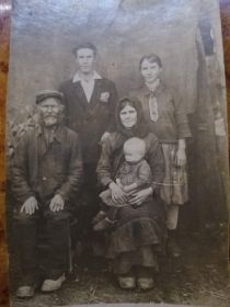 Родители жены Коваленко (сидят), другие неизвестны