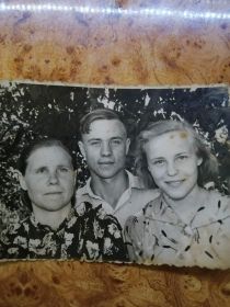 Сестра Анна Захаровна с сыном Валентином и дочерью Раисой