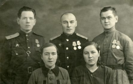 С родными. Казань, 1945. Энвер Хикматович — крайний справа.