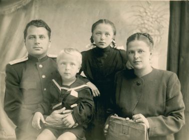 Алексей Иванович с супругой Екатериной Яковлевной и старшими детьми Галиной и Александром. Задонск, 1952.