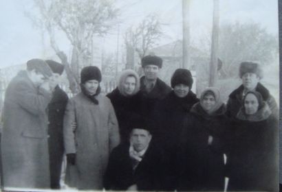 Жена солдата Троценко (Ткаченко) Ирина Антоновна вторая справа