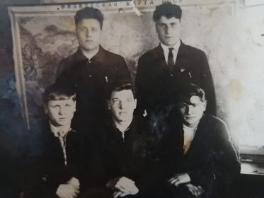 Лунев Тимофей Михайлович, сидит слева,с товарищами перед войной.Эвенкия.п.Байкит.
