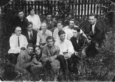 Подпись.Комсомольский актив при 1 дистанции.4 июля 1936г.ст.Иланская(Красноярский край)1р.3 слева Глушнёв Захар Дмитриевич