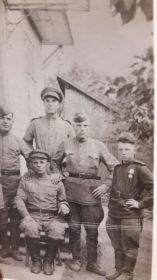 Фото с боевыми товарищами. На фото стоит второй слева
