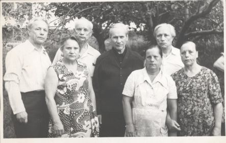 Скачков Андрей Никитович - крайний слева. (фото не ранее 1980 г.)