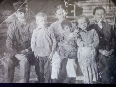 Кудрявцевы Иван, Анна, на руках Зоя, Василий и Галина.