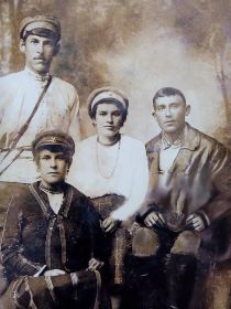 Метрусенко Степан и Ярмолович Ирина с сестрой Александрой и ее муж Военврач Рожков.