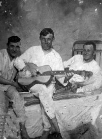Л.А.Петров (справа) в госпитале,1942