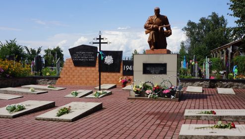 Воинский мемориал в п. Ратно, 14.07.2019