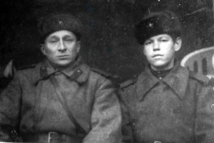 Л.А. Петров (слева) на фронте, 1943