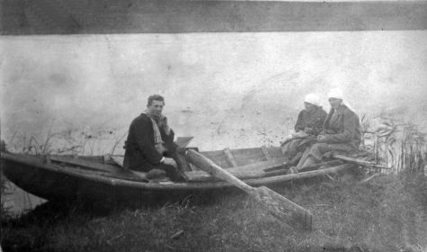 Л.А. Петров в лодке на реке Нерль.