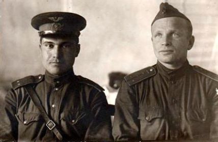 Попов и его командир, капитан Замосковный Александр Макарович. 22.05.1945