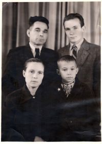 Иван Аниподистович с супругой и сыновьями Виктором и Александром