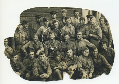 Авиационная эскадрилья 313 шап, в которой служил Чумаков А.Е. (фото сделано 27.07.1941 г.). По правую руку от Чумакова А.Е.  - командир авиаэскадрильи - Бородин...
