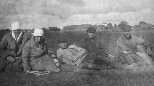 Л.А. Петров (в центре) на работе в поле близ д. Быстри,  около 1925.