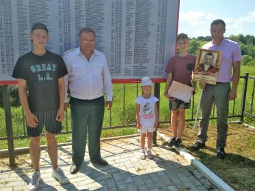 Увековечивание памяти деда на ближайшем к месту боёв мемориале.