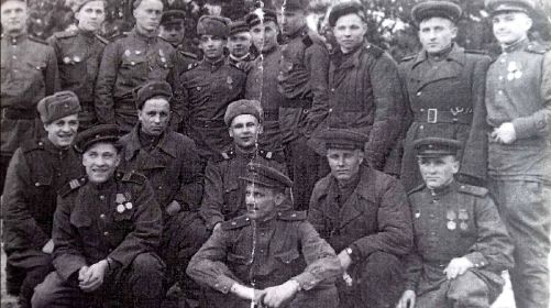С боевыми товарищами, Кущенков В. К. (второй ряд, крайний справа)