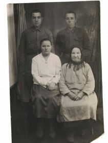 На фото Пётр Харламович, Егор Харламович, Анна Андреевна, Бабушка Варвара.