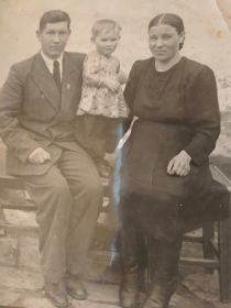 С женой Раисой Николаевной и старшей дочкой Анечкой (моей мамой)